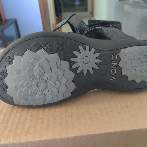 Vionic Women's Black Crocodile Amber Sandal Size 9 Wide Used - Picture 3 of 3